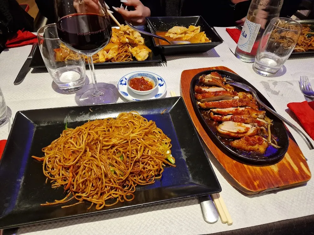 Canard Laqué Et Nouilles Sautées